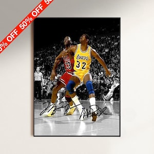 Könnte beinhalten: Schwarz-Weiß-Druck mit zwei Basketballspielern. Einer trägt ein gelbes Lakers-Trikot mit der Nummer 32, der andere ein rotes Bulls-Trikot mit der Nummer 23. Mit Unterschriften. Der Hintergrund zeigt eine Menschenmenge.