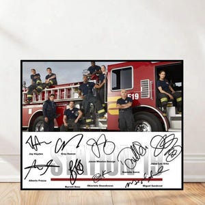 Pode incluir: Um pôster emoldurado com um grupo de bombeiros posando com um caminhão de bombeiros vermelho. O pôster inclui o texto "STATION 19" e várias assinaturas. O caminhão de bombeiros tem o número "19" na lateral.
