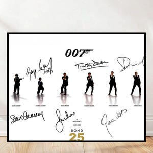 Puede incluir: Un póster enmarcado con los actores de James Bond. El póster incluye imágenes de Sean Connery, George Lazenby, Roger Moore, Timothy Dalton, Pierce Brosnan y Daniel Craig. Cada actor se representa en una pose clásica de Bond, con sus firmas y el texto "BOND 25".