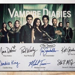 Vampire Diaries signerad affisch med rollistan Damon Salvatore Stefan Elena TV-serietryck autografstil present till fans dekor