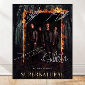 Könnte beinhalten: Ein Supernatural-Poster mit vier Männern vor einem dunklen Waldhintergrund, umrahmt von Flammen. Das Poster enthält den Text "Meet them on the dark side" und "Supernatural" sowie Unterschriften.
