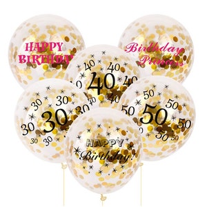Puede incluir: Un conjunto de seis globos transparentes con confeti dorado y texto negro. Los globos tienen los números 30, 40 y 50 impresos en ellos. Algunos globos también tienen el texto "Feliz cumpleaños" y "Princesa de cumpleaños".
