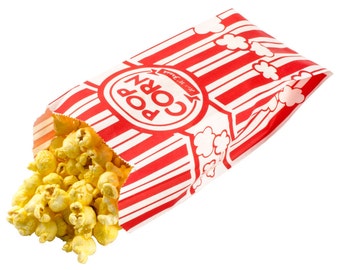 Può includere: Un sacchetto di carta a strisce rosse e bianche con le parole "Corn Pop" stampate su di esso. Il sacchetto è pieno di popcorn gialli.