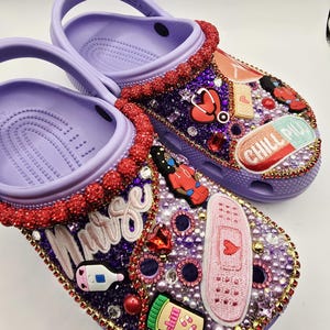 Zapatillas Crocs elegantes personalizadas para adultos con adornos de pedrería.