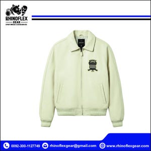 Può includere: Un giubbotto bomber color crema chiaro con chiusura a zip frontale, colletto classico e polsini e orlo a coste. Una toppa ricamata in bianco e nero con la scritta AVIREX è posizionata sulla parte sinistra del petto del capo.