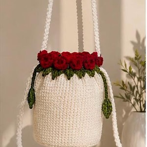 Schema PDF per borsa a sacchetto all'uncinetto con rose, schema per borsa a sacchetto con coulisse a forma di rosa all'uncinetto, schema a simboli per borse floreali all'uncinetto