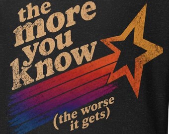 Cuanto más sabes (peor se pone) Camiseta divertida / Camiseta gráfica retro sarcástica / Regalo para cínicos