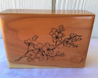 Urna de cremación para mascotas de madera - Flores de cerezo grabadas - Caja para cenizas de mascotas