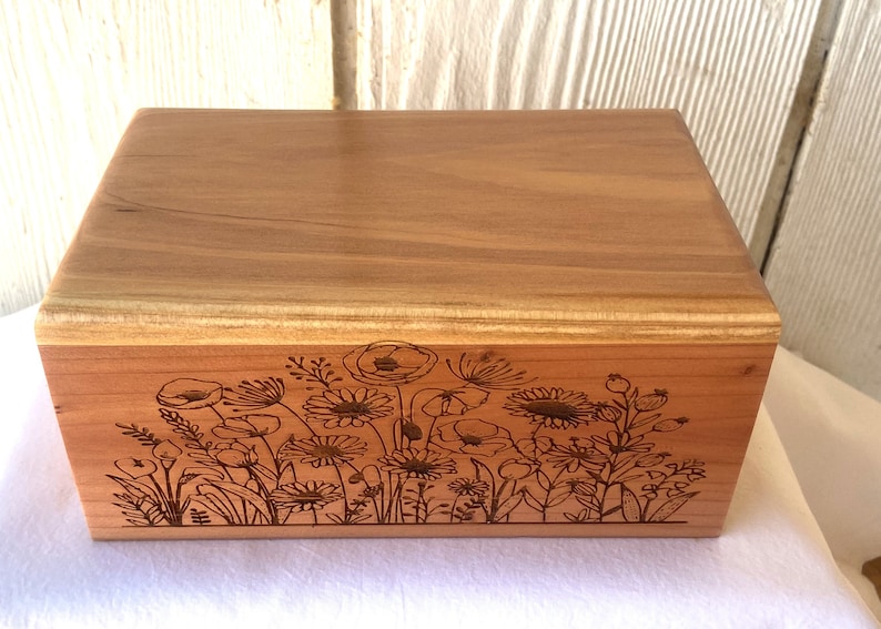 Stor urna för husdjur - Träurna för hundar - Graverade vildblommor bild 2