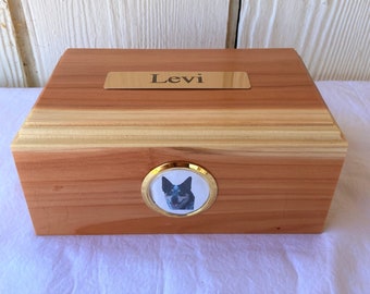 Urna grande de cremación de mascotas con inserto de imagen y placa persoanalizada.