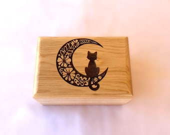 Urna funeraria de madera pequeña con forma de gato