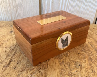 Urna de cremación para mascotas de secoya mediana con placa de latón y marco de cuadros