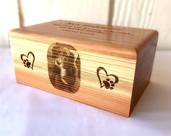 Urna cineraria personalizzata in legno con foto incisa al laser per le ceneri.