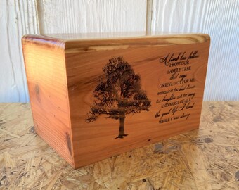 Puede incluir: Una caja de madera con un diseño de árbol y el texto "A limb has fallen from our family tree that says GRIEVE NOT FOR ME remember the best times the laughter and the song AND MOST OF ALL the good life I lived WHILE I was among".