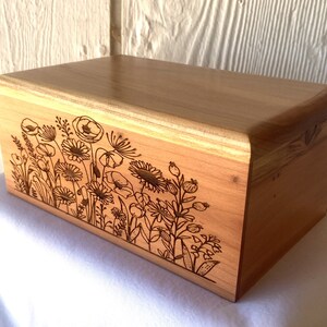 Stor urna för husdjur - Träurna för hundar - Graverade vildblommor bild 3