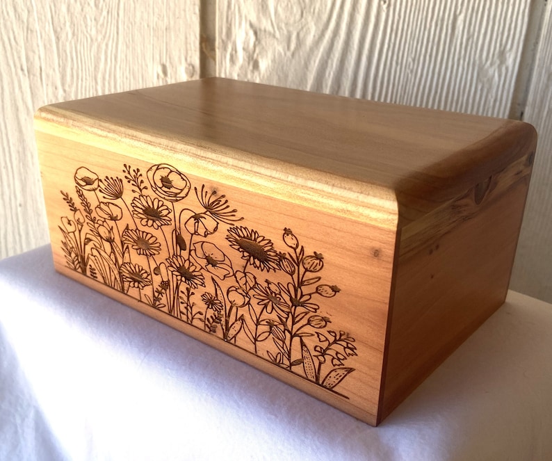 Stor urna för husdjur - Träurna för hundar - Graverade vildblommor bild 3