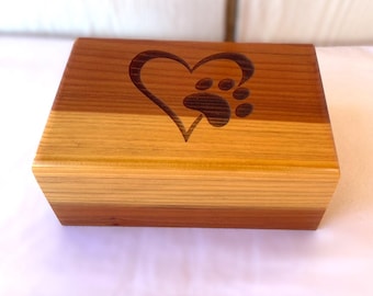 Urna funeraria personalizzata per animali domestici Redwood: impronta di zampa a forma di cuore incisa