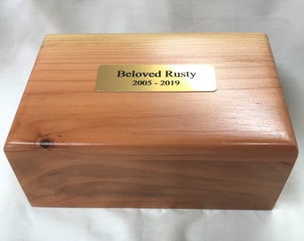Urna de cremación para mascotas mediana personalizada - placa grabada con láser