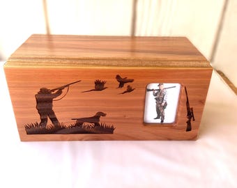 Urna cineraria personalizzata in legno a tema caccia con cornice portafoto - Scatola commemorativa con nome inciso su misura per ceneri di adulti, tributo al cacciatore