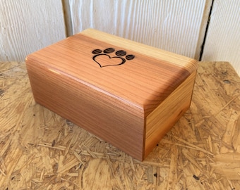Urna cineraria in legno incisa con impronta di zampa per cani e gatti.