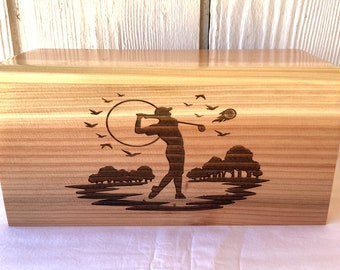 Urna cineraria per adulti in legno da golf, incisa, per ceneri umane.
