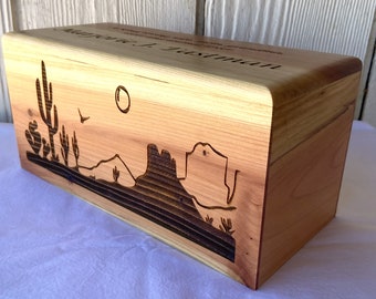 Urna cineraria personalizzata in legno di sequoia con incisione di cactus del deserto, adatta per ceneri di adulti.