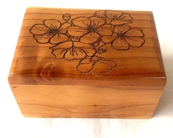 Piccola urna cineraria in legno: ricordo floreale inciso.