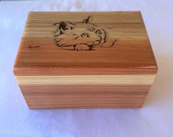 Urna funeraria in legno incisa per gatti: commemorativa per animali domestici