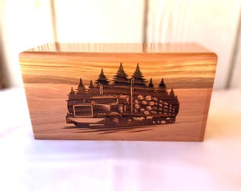 Urna cineraria in legno realizzata a mano – Urna commemorativa con camion da trasporto legname inciso – Omaggio rustico per un boscaiolo