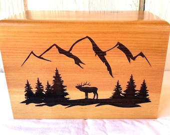 Urna de cremación de alce grabada: madera de cedro blanco, grabado personalizado