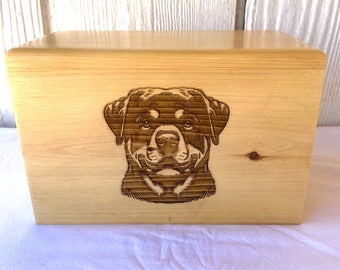 Urna cineraria incisa con motivo Rottweiler: legno di cedro bianco, personalizzata