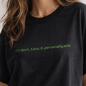 dont take it personally.exe Shirt | Minimalistische Tech Design | Introvert Statement | Coding Humor