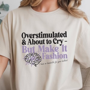 Könnte beinhalten: Eine weiße Keramik-Tasse mit schwarzem Henkel und dem Text "But First, Coffee" in handschriftlichem Stil. Die Tasse steht auf einer weißen Oberfläche. Die Tasse ist etwa 10 cm hoch.