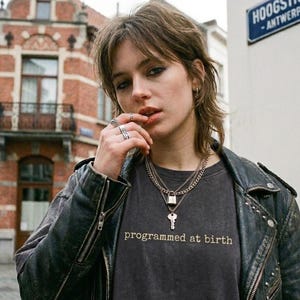 Maglietta "Programmato alla nascita" - Maglietta minimalista con messaggio - Streetwear filosofico - Maglietta di critica sociale - Maglietta grafica