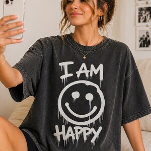 I Am Happy sarcastic Shirt, Sad Smiley T-Shirt, Emotional Ironie Shirt, Alternative Streetwear, Mental Health Graphic Tee Geschenk