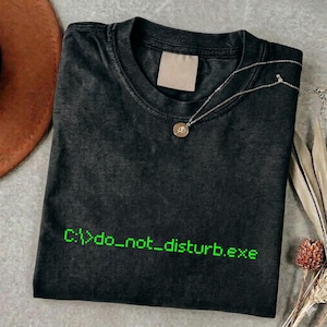do_not_disturb.exe Shirt | Minimalistisch Tech Design | Introvert Humor | IT Coding Stijl