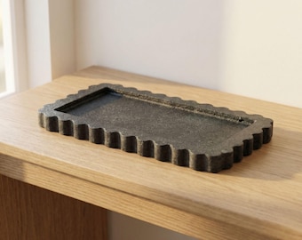 Bandeja de mármol con diseño festoneado de piedra ondulada gris oscuro / Bandeja decorativa para perfumes y decoración del hogar.