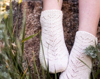 KNITTING PATTERN - easy sock knitting pattern / Fern Springs Socks