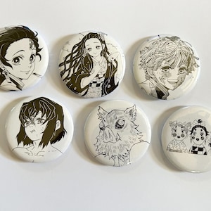 Könnte beinhalten: Sechs weiße, runde Ansteckbuttons mit schwarz-weißen Illustrationen von Anime-Charakteren. Die Buttons zeigen verschiedene Charaktere mit detaillierten Gesichtsausdrücken und Frisuren. Die Designs sind im Manga-Stil gehalten, mit kräftigen Umrissen und Schattierungen.