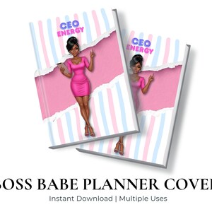 Op de afbeelding: Twee planner covers met een roze en witte achtergrond en een gescheurd papiereffect. Elke cover heeft een cartoonvrouw in een roze jurk met de tekst "CEO ENERGY". De woorden "BOSS BABE PLANNER COVER" staan onderaan.