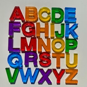 Alphabet translucide en résine arc-en-ciel