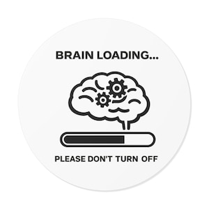 Może przedstawiać: Okrągła biała naklejka z czarnym tekstem i grafiką. Tekst brzmi "BRAIN LOADING... PLEASE DON'T TURN OFF". Grafika przedstawia mózg z kołami zębatymi i paskiem ładowania.