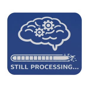 Può includere: Grafica quadrata blu con un'illustrazione di cervello bianco con ingranaggi e una barra di avanzamento. Il testo "STILL PROCESSING..." è sotto.