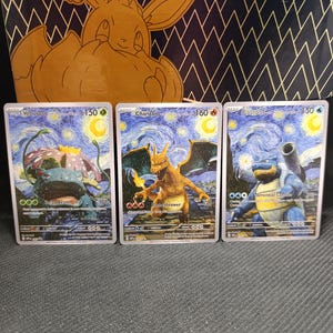 Op de afbeelding: Drie Pokémon-verzamelkaarten met Venusaur, Charizard en Blastoise, tegen een achtergrond van een sterrenhemel. De kaarten hebben een gouden rand en worden op een donkere ondergrond gepresenteerd. De kaarten hebben een powerlevel van 150 of 160.