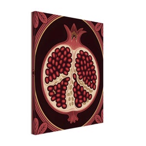 Puede incluir: Impresión en lienzo que presenta una granada estilizada. La fruta está cortada, revelando semillas rojas y un interior beige claro. La obra de arte está enmarcada por un fondo burdeos oscuro y un borde decorativo.