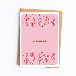 You Grow Girl | Bloemenillustratie | Aanmoedigings- en feestkaart | Viering nieuwe baan | You Go Girl | Rode en roze A6-wenskaart