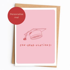 Op de afbeelding: Een lichtroze wenskaart met een rode lijntekening van een afstudeerhoed met een kwastje en de tekst CON-GRAD-ULATIONS! in rode letters. Een rode cirkelvormige badge in de linkerbovenhoek bevat de witte tekst Personalise me!