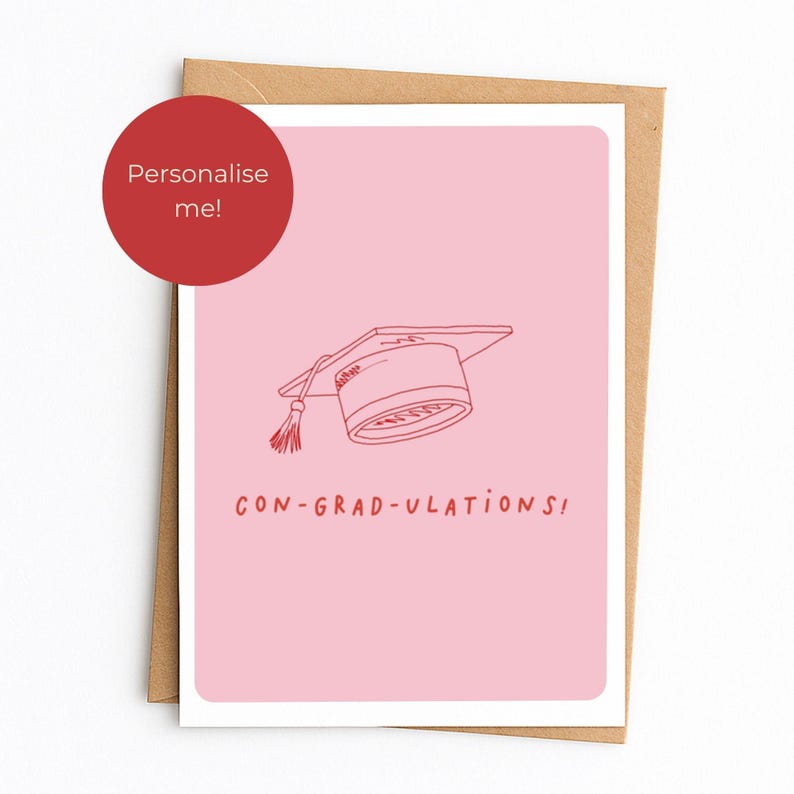 Op de afbeelding: Een lichtroze wenskaart met een rode lijntekening van een afstudeerhoed met een kwastje en de tekst CON-GRAD-ULATIONS! in rode letters. Een rode cirkelvormige badge in de linkerbovenhoek bevat de witte tekst Personalise me!