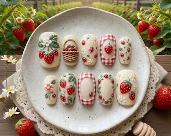 Uñas postizas 3D con diseño de fresas para picnic / Diseño de uñas con estampado de cuadros y frutas / Uñas postizas con flores estilo cottagecore / Uñas veraniegas con bayas rojas hechas a mano