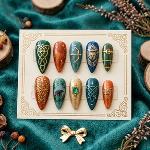 Puede incluir: Un conjunto de diez uñas postizas con varios diseños. Las uñas presentan colores como verde, naranja, azul y dorado, con nudos celtas, un oso, un arco y flechas, y patrones escoceses. Las uñas se muestran en una tarjeta decorativa.